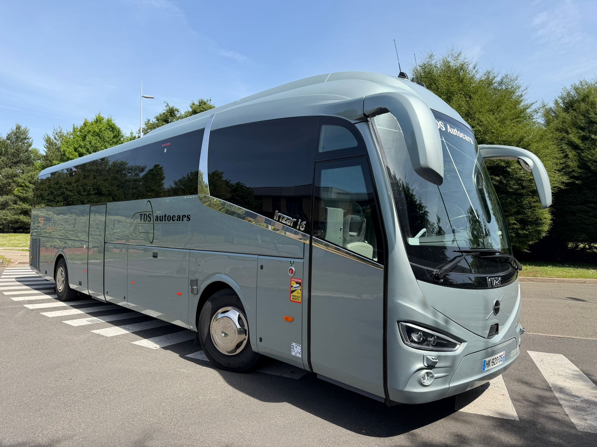 HK 920 DS exterieur 12 Autocar de tourisme gris TDS Autocars, vue de trois-quarts