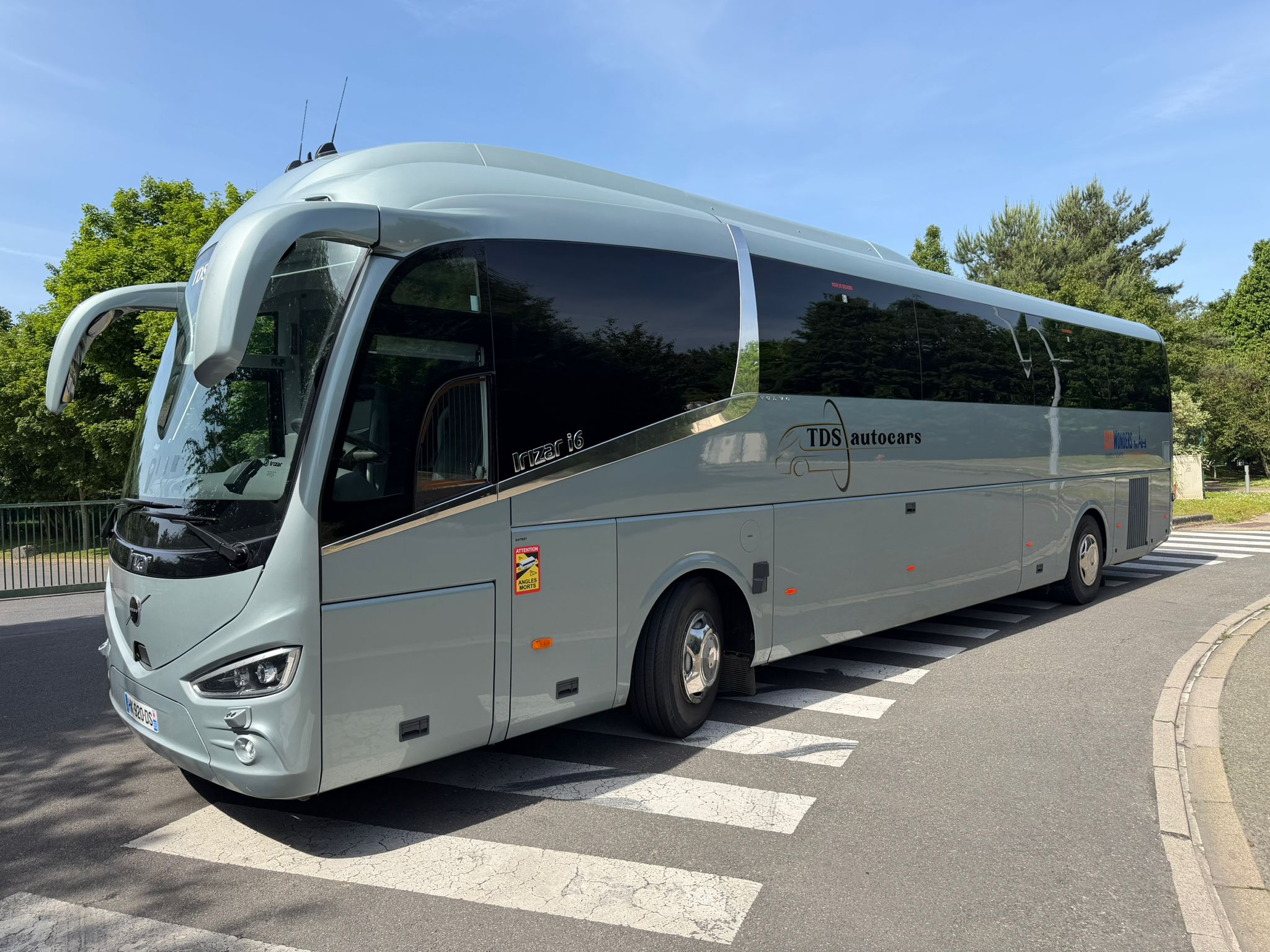 HK 920 DS exterieur 9 Autocar de tourisme gris, vue de trois-quarts avant